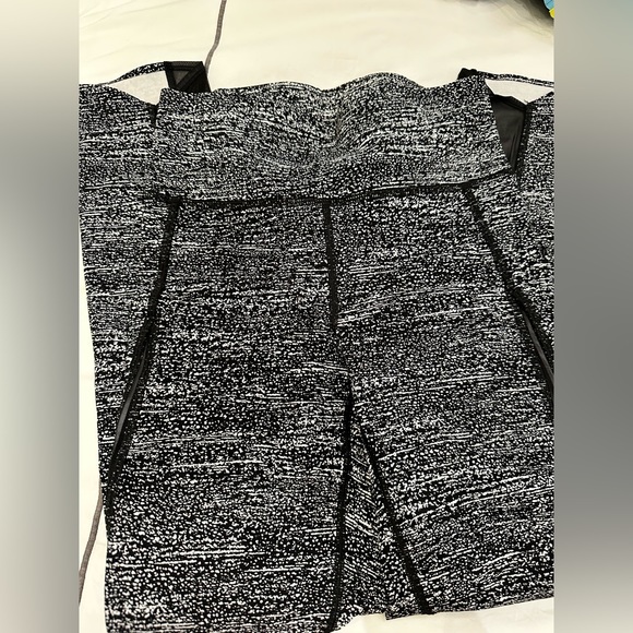 Lululemon black & white pattern size 4 - Picture 1 of 4
